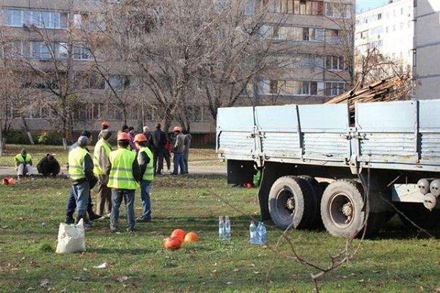 В Киеве парки превращают в многоэтажки (Булгакова 9)