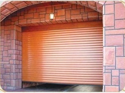 Гаражные роллеты, установленные внутри проема