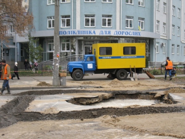 В столице посреди проезжей части снова провалилась дорога.