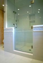 ЦСП со стеклянной дверью в ванную комнату