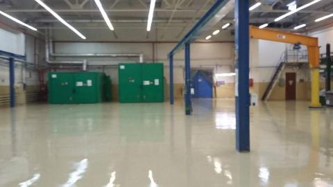 Первый слой покраски пола