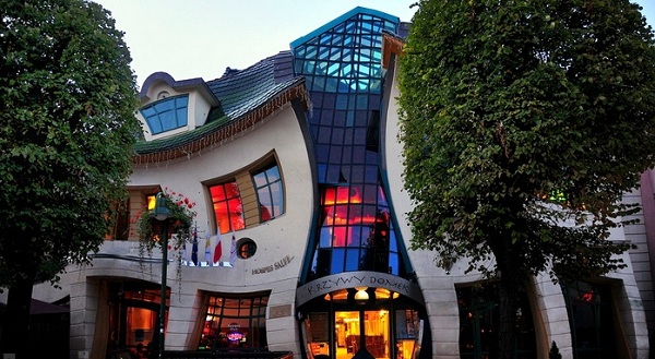 Изогнутый дом в польском городе Сопот