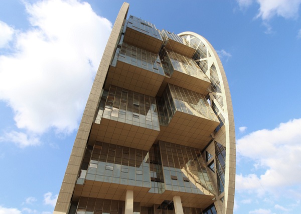 В Китае построили небоскреб-пончик