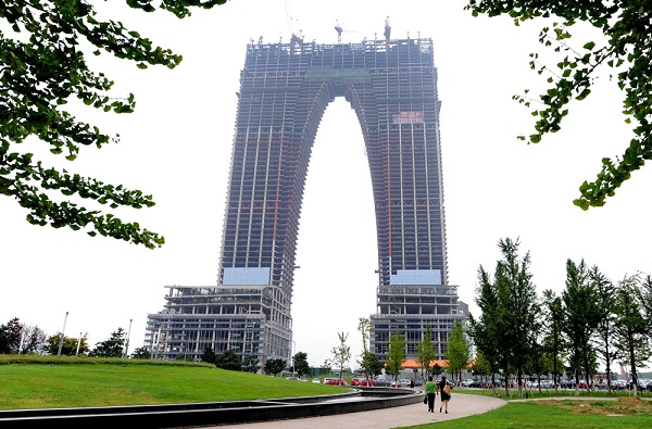 Небоскреб в Китае, напоминающий мужские штаны