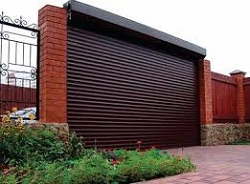 Гаражные роллеты в качестве входных во двор