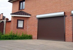 Гаражные роллеты, установленные на проем
