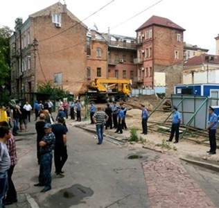 Скандальная стройка на Десятинном переулке возобновилась.
