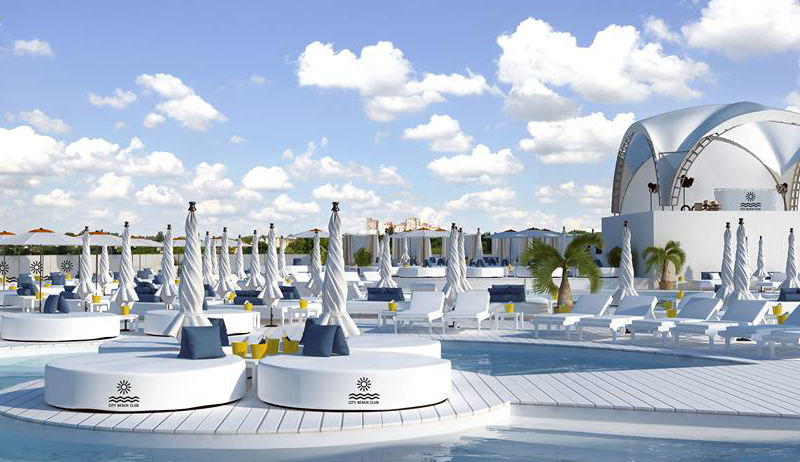 В ТРЦ Ocean Plaza открылась летняя площадка – City Beach Club