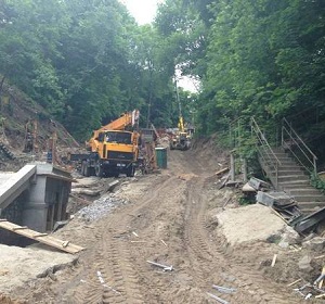 Строители «Киевгорстроя» укрепили склоны Днепра