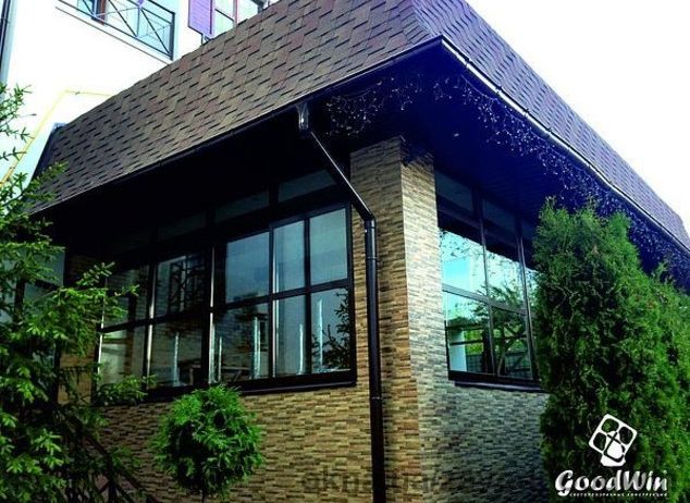 Компания GoodWin завершила остекление очередного объекта в городе Полтава. Монтаж конструкций произведен из холодной системы Balkan 330.