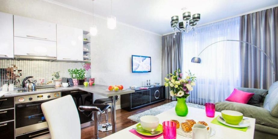 Холл создает первое впечатление о квартире. Стены выполнены в классическом оформлении – высокие белые плинтуса, потолочный багет, паркет-доска из ценных пород дерева. И как изюминка – черные двери с традиционной филенкой с белыми проемами и наличниками.