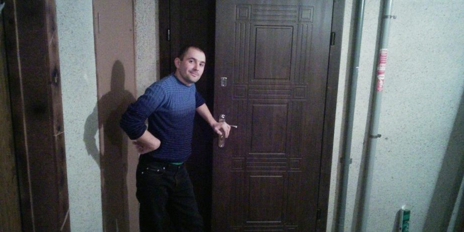 Установка полуторной бронированной двери