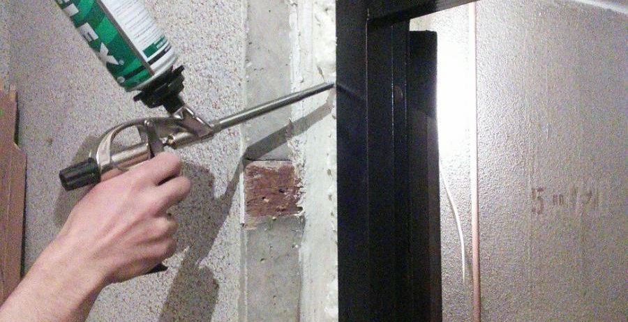 Установка полуторной бронированной двери