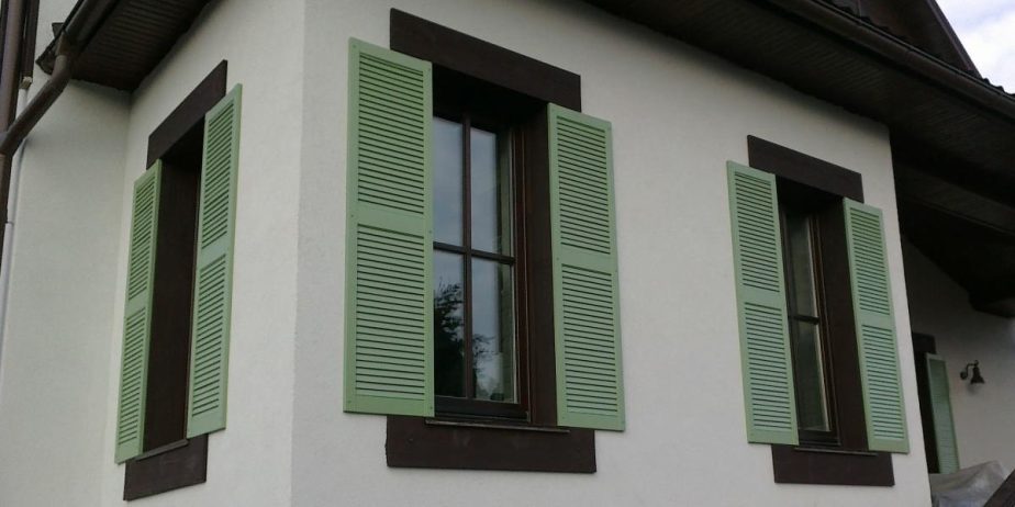 Деревянное окно с накладными шпросами.