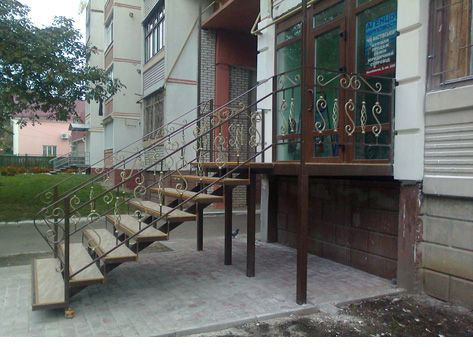 Крыльцо с коваными перилами.