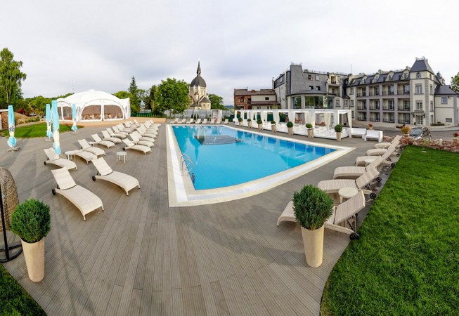 Настил вокруг бассейна в Kavalier Boutique Hotel из террасной доски HOLZDORF