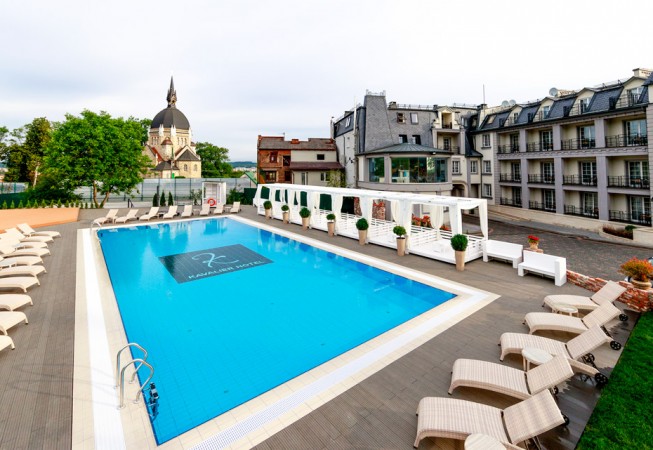 Настил вокруг бассейна в Kavalier Boutique Hotel из террасной доски HOLZDORF
