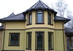 Остекление коттеджа цветным профилем