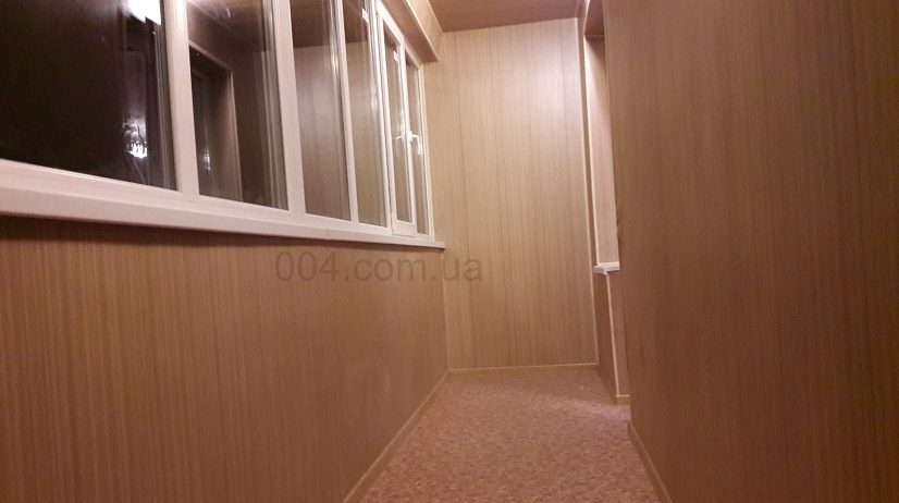 Балкон и его ремонт включают в себя: установку окон, внешнюю отделку профлистом, внутренние работы включая утепление, отделку потолка, стен, откосов,