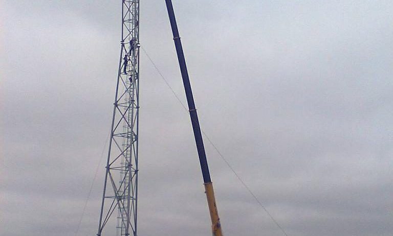 Наш автокран XCMG 25 тонн проводив монтаж вишки телефонного зв’язку. Посекційне складання конструкції.
