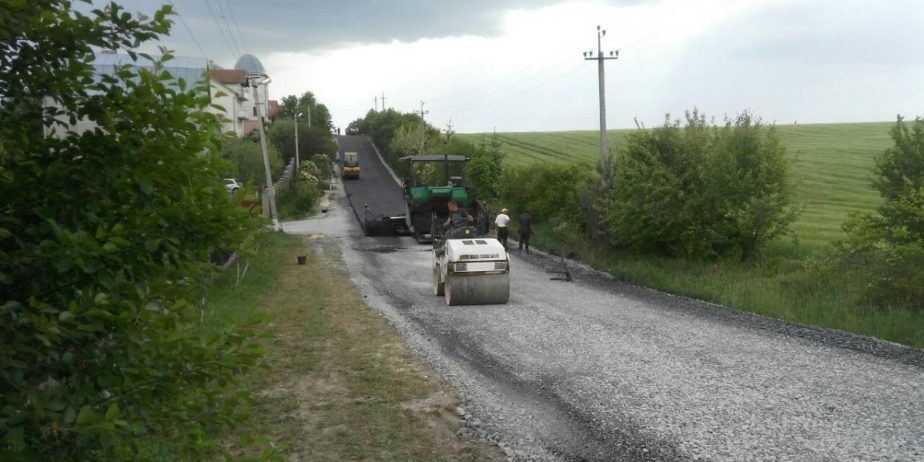 Капітальний ремон вул. С. Бандери в с. Байківці.  Облаштування щебеневої основи, улаштування асфальтобетонного покриття. Були задіяні: екскаватори, грейдер, бульдозер, самосвали.