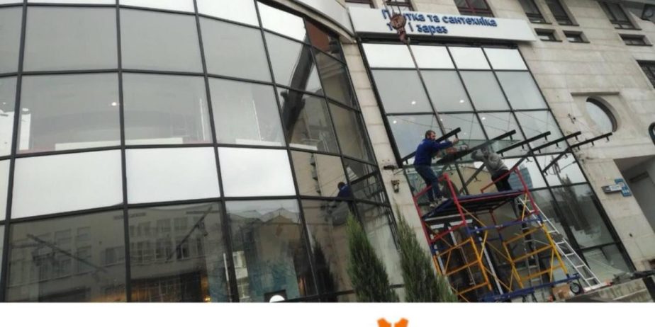 Монтаж стеклянной конструкции (козырька ) с помощью ВАКУУМНОГО ЗАХВАТА ДЛЯ СТЕКЛА  Преимощество – скорость монтажа оптимизация рабочеко процесса качественный подход 