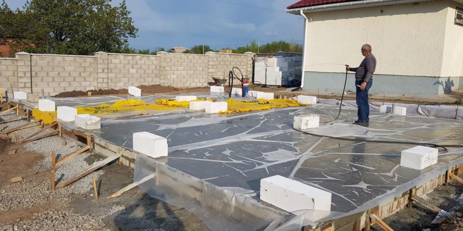 Прием бетона с трамбовкой бетона виброрейкой и затиркой вертолетами.