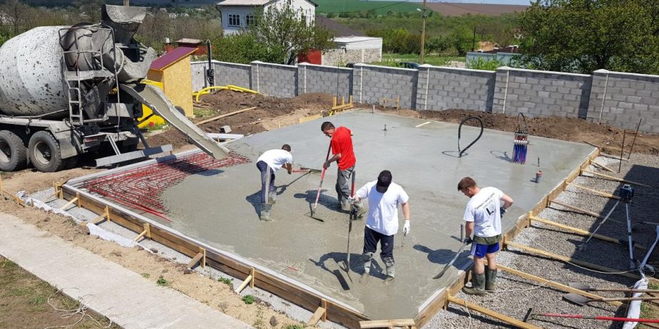 Прием бетона с трамбовкой бетона виброрейкой и затиркой вертолетами.