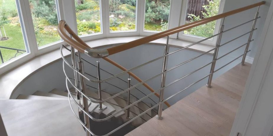 перила из нержавейки с деревянным поручнем