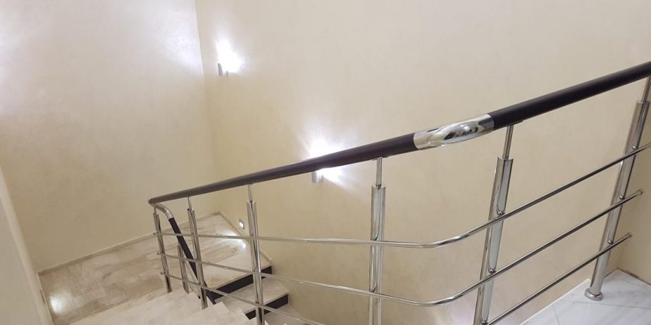 перила из нержавейки с деревянным поручнем