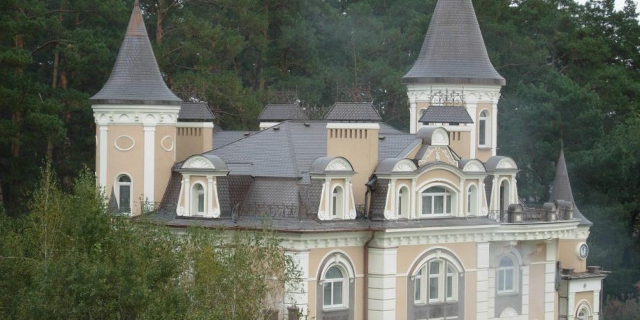 Обьект выполнен из битумной черепици армированой медью пр-во Франция “ICOPAL”