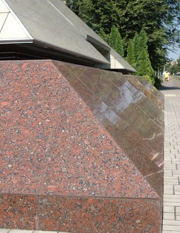 Облицовка зданий гранитной плитой.