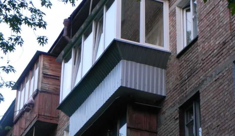 Обшивка балкона профнастилом