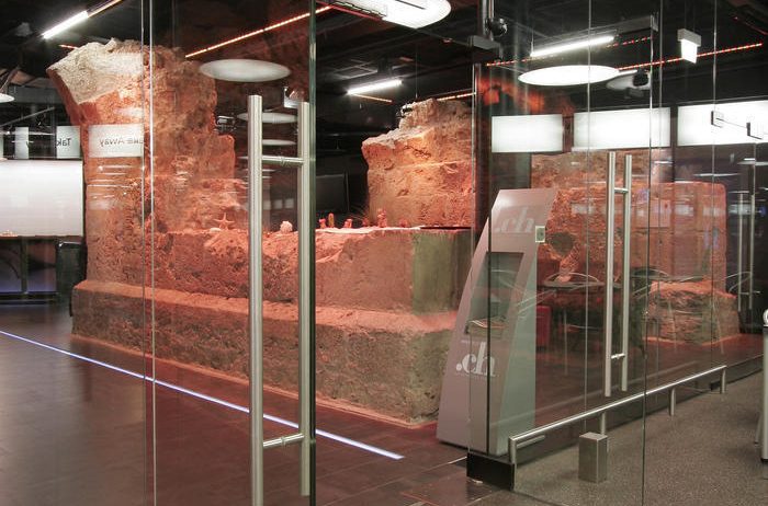 Автоматические распашные двери с приводом в полу.