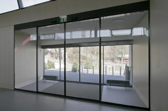 Автоматические раздвижные двери.