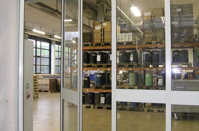 Раздвижные двери с системой “антипаника” для путей эвакуации.