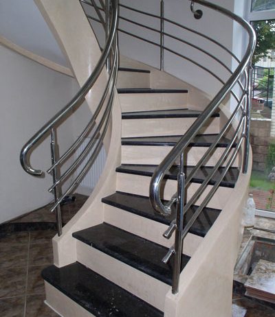 перила и поручни из черного металла и нерж.стали