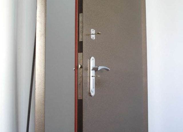 Входная металлическая дверь с порошковой покраской