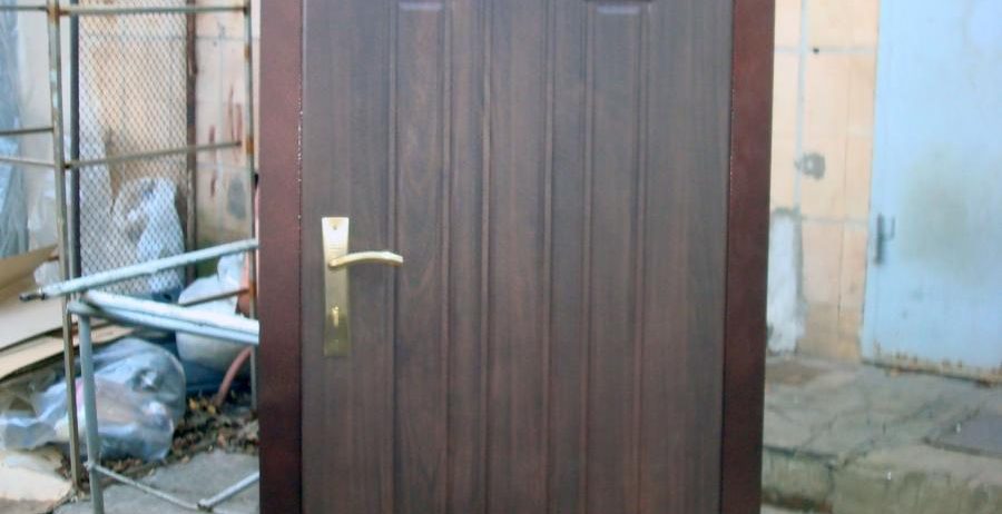 Металлическая дверь с МДФ накладками для квартир