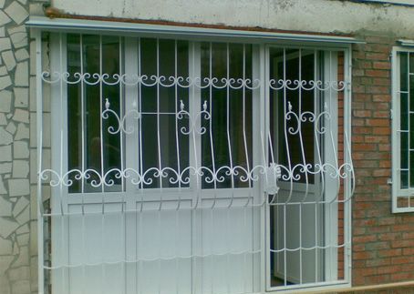 Решетки оконные дверные тамбурные.