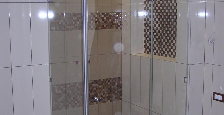 Закалённое стекло душевой кабины