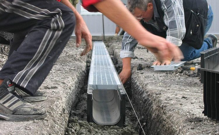 Лоток водоотводный бетонный с вертикальным водоотводом