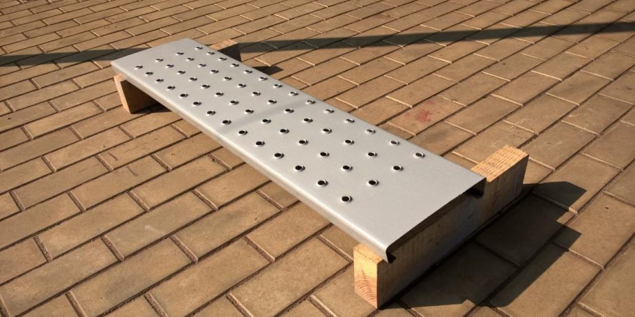 Ступень шипованная лестничная металлическая