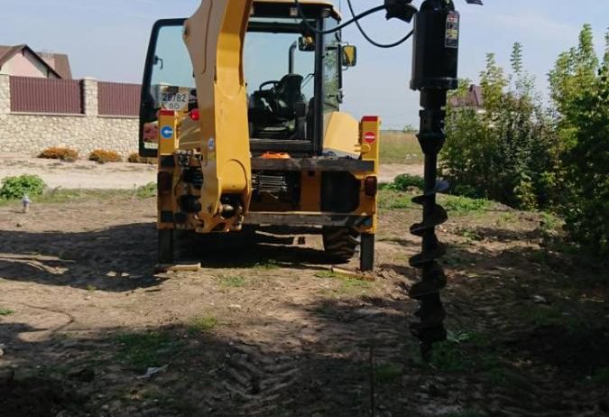 Аренда навесного гидравлического ямобура на базе экскаватора-погрузчика Caterpillar 432f