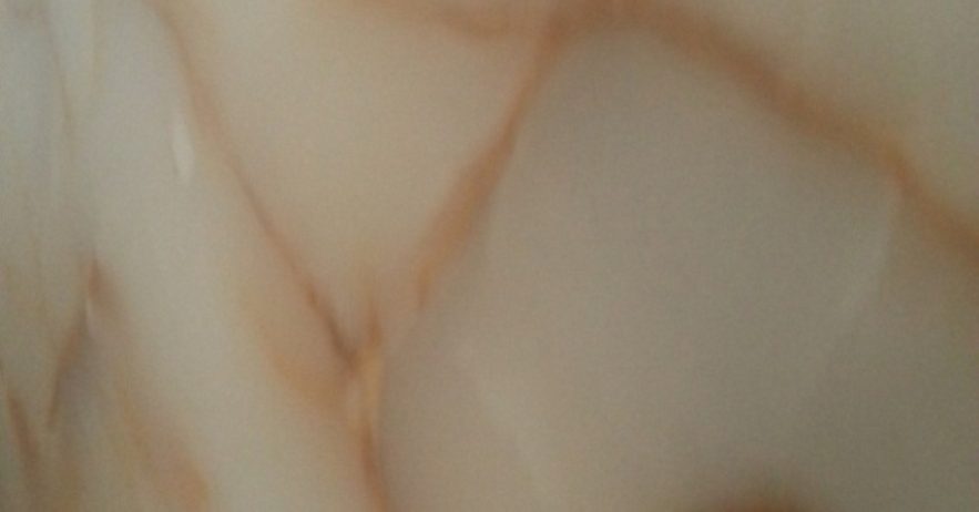 Оникс желто-персиково цвета. Рисунок этого камня насыщен пятнами и вкраплениями желто-розового, персиково цвета на кристально-белом фоне.                          Желтый оникс по своей природе универсален – он используется как поделочный камень