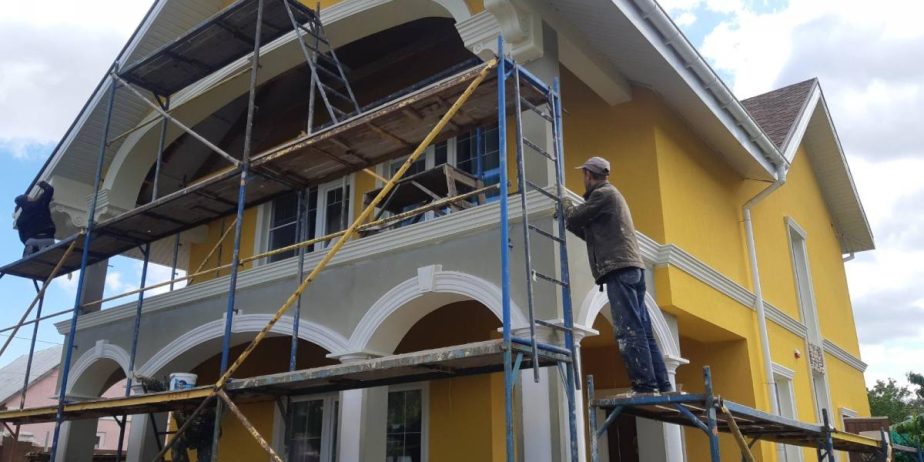 Утепление фасадов зданий пенопластом. Декоративные штукатурки (барашек, короед, мозаика)