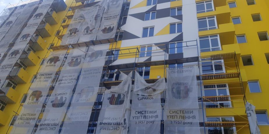 Нанесение на поверхность фасада декоративной штукатурки. Покраска фасада.