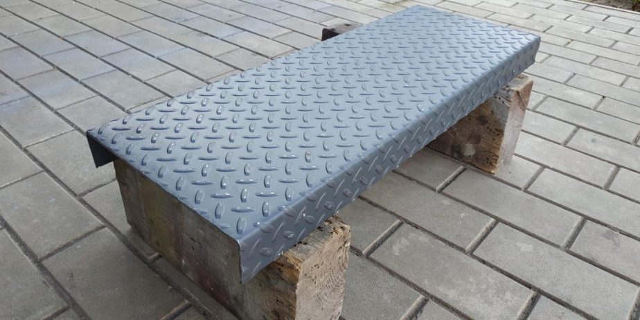 Ступень рифленая лестничная металлическая