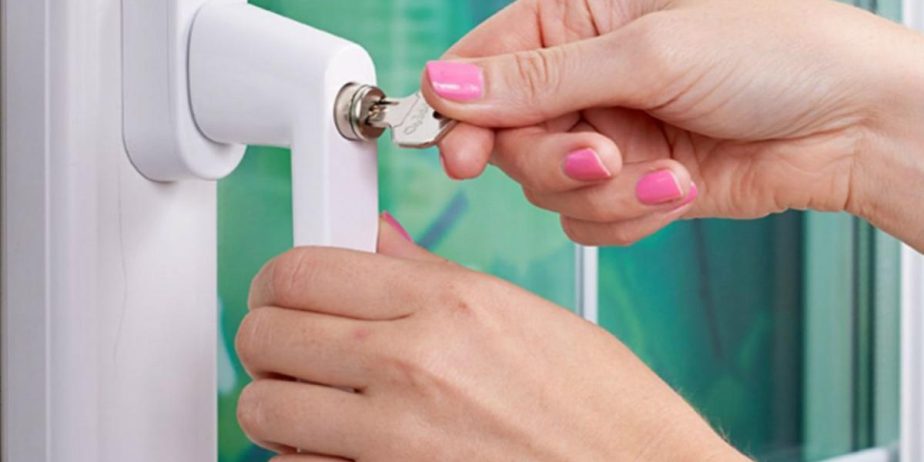 Оконная ручка Рехау Rehau с замком и ключом