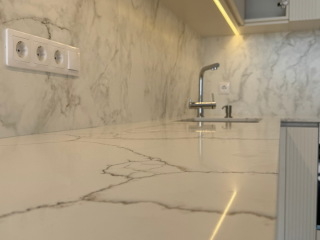 kvartsova-stoleshnicya-pid-marmur-kyiv-prostone